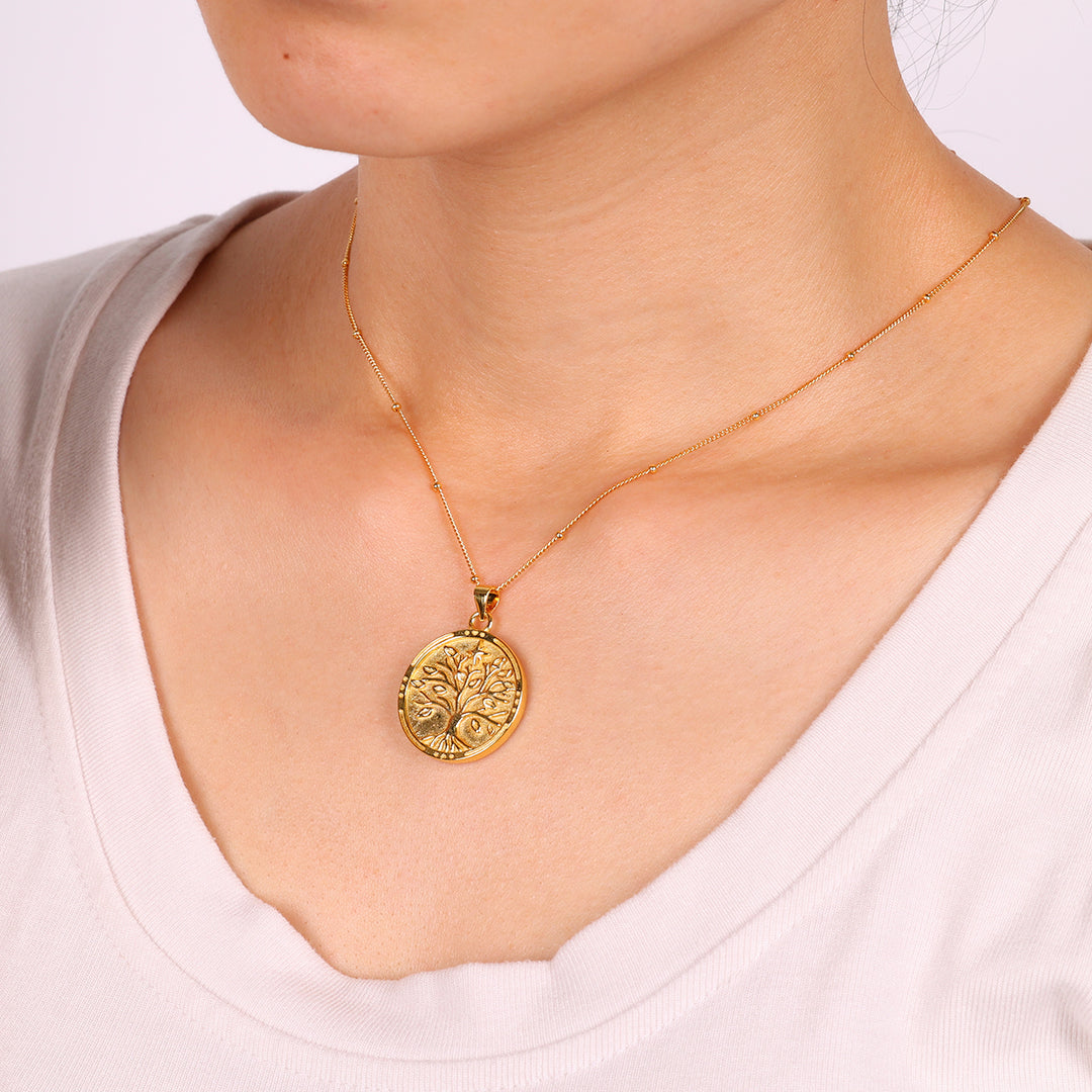 Collier avec pendentif en vermeil représentant l'arbre de vie