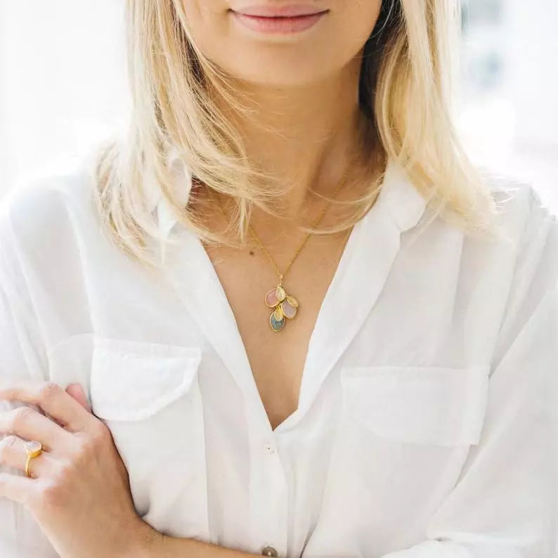 Collier avec pierres de naissance familiales