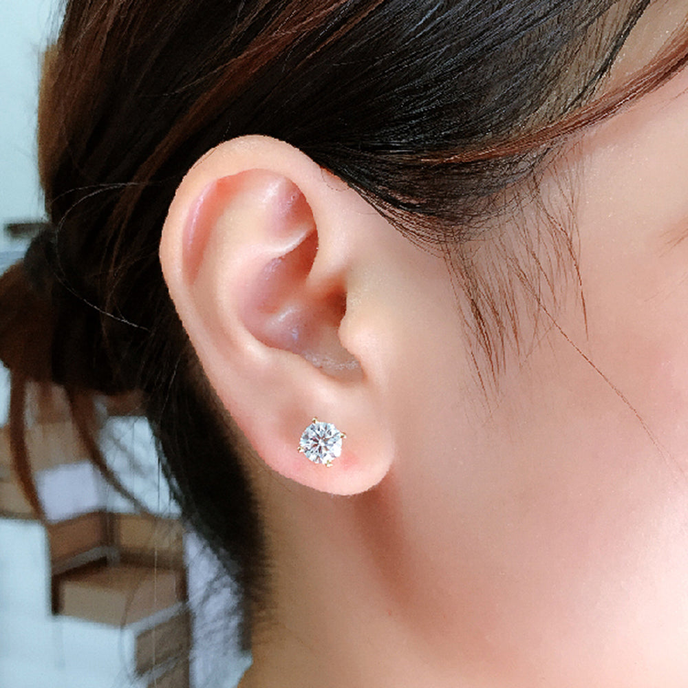 Clous d'oreilles solitaires classiques de 4 mm