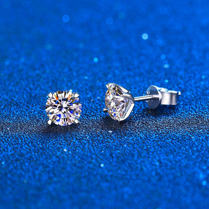 Clous d'oreilles solitaires classiques de 4 mm