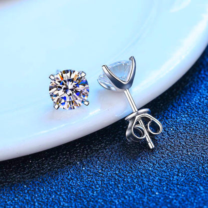 Clous d'oreilles solitaires classiques de 4 mm