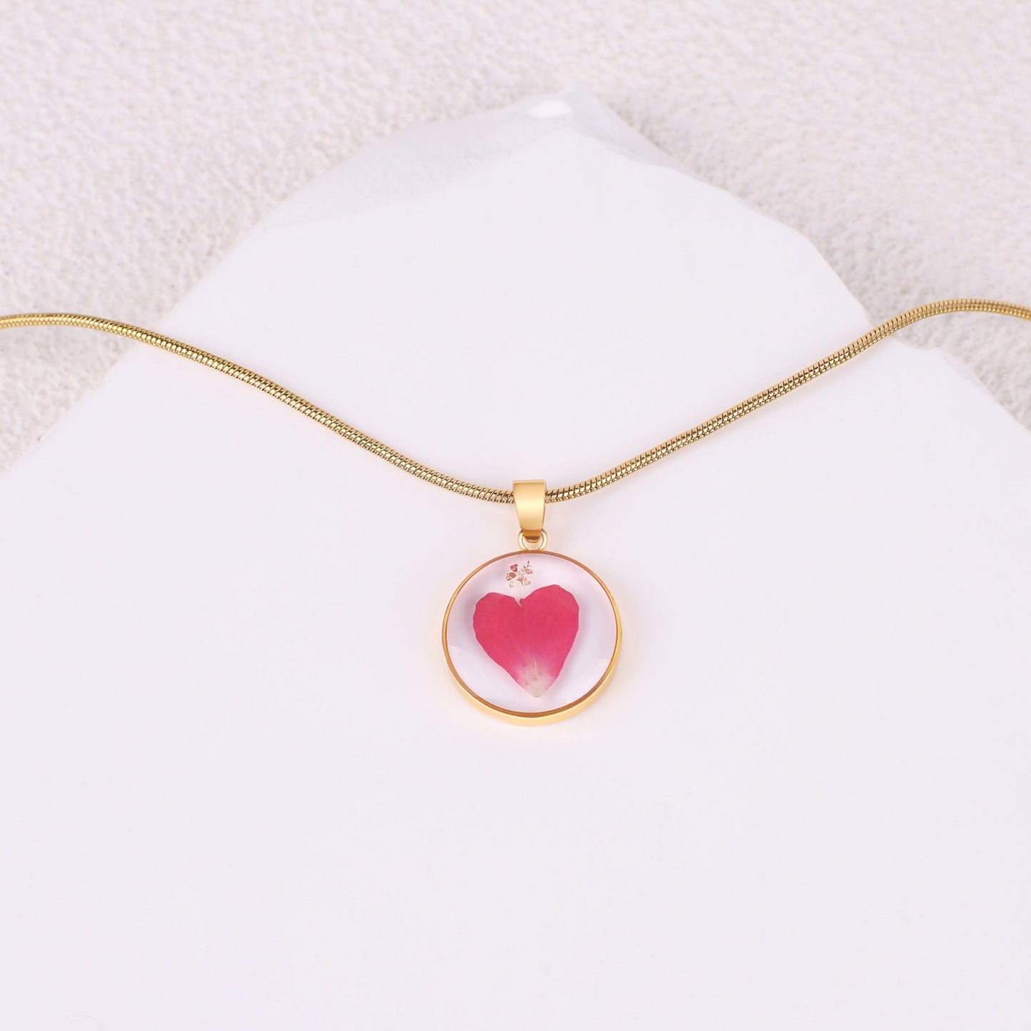 Collier de fleurs de naissance pressées