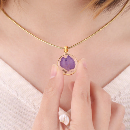 Collier de fleurs de naissance pressées