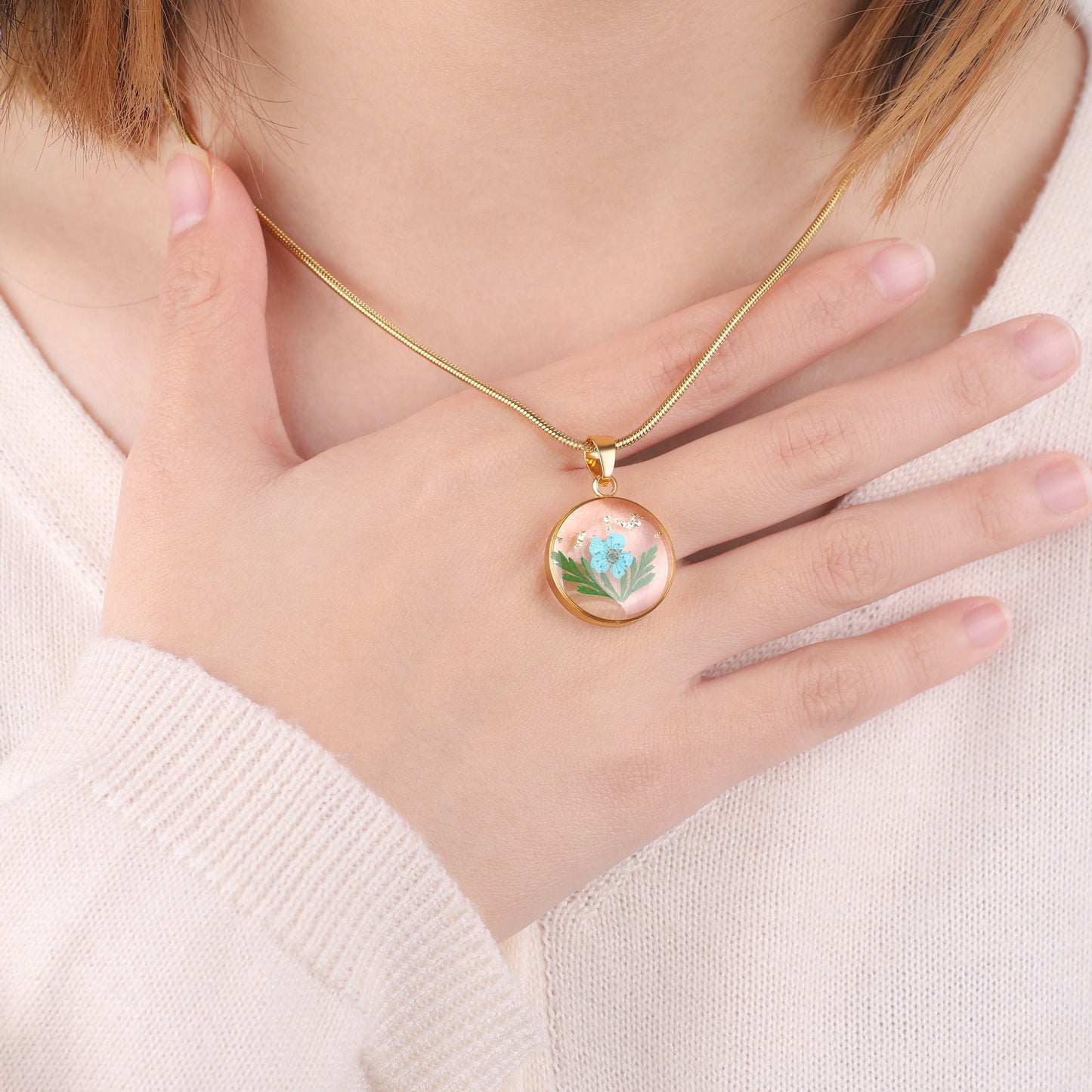 Collier de fleurs de naissance pressées