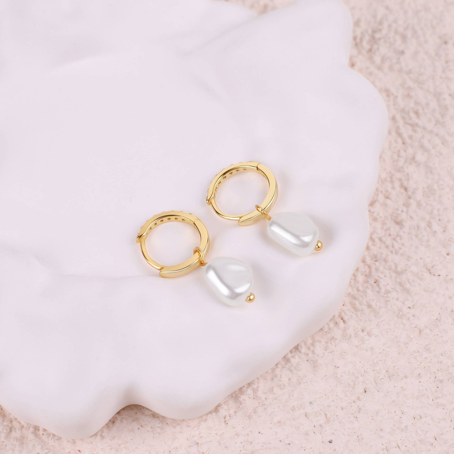 Boucles d'oreilles créoles pavées de perles d'eau douce