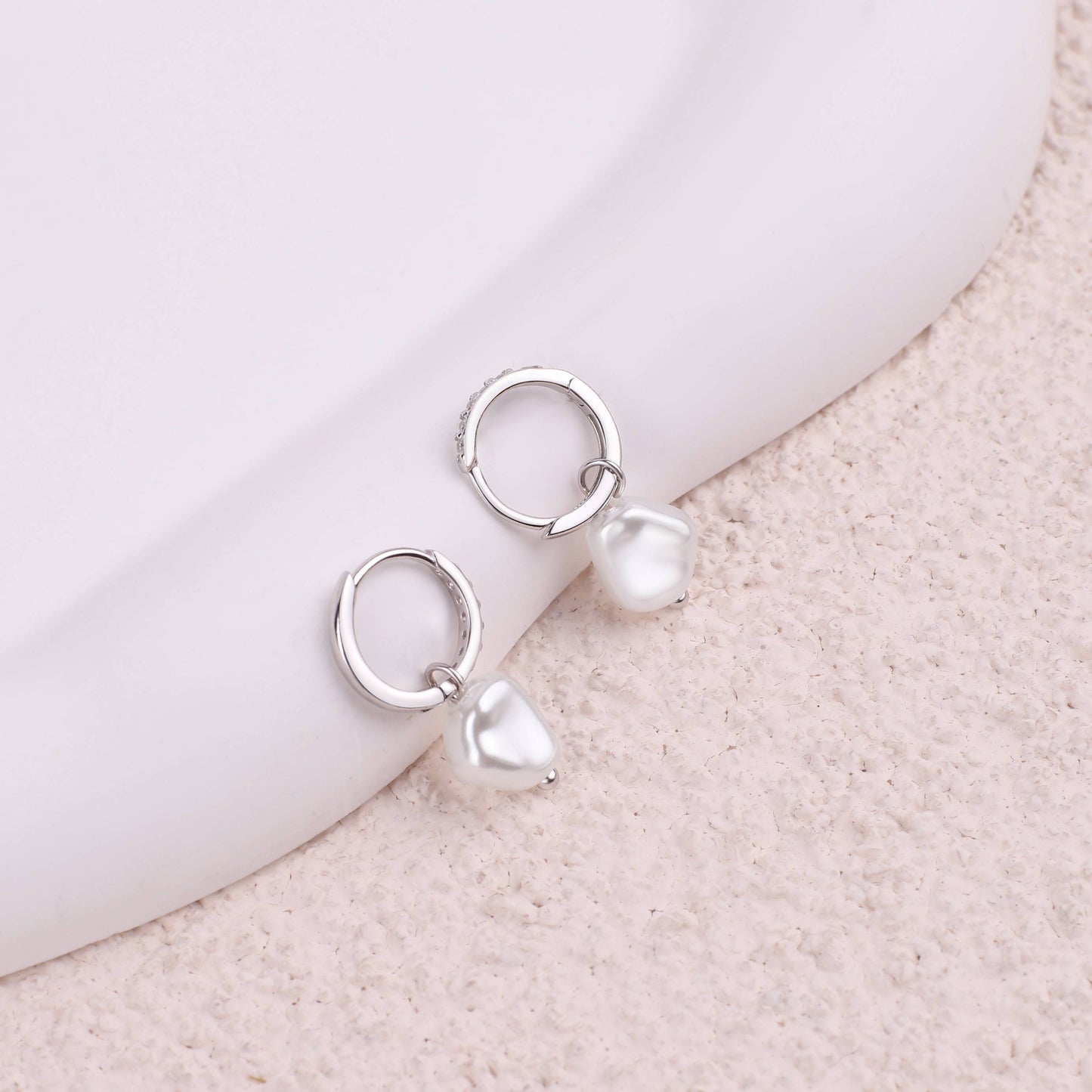 Boucles d'oreilles créoles pavées de perles d'eau douce