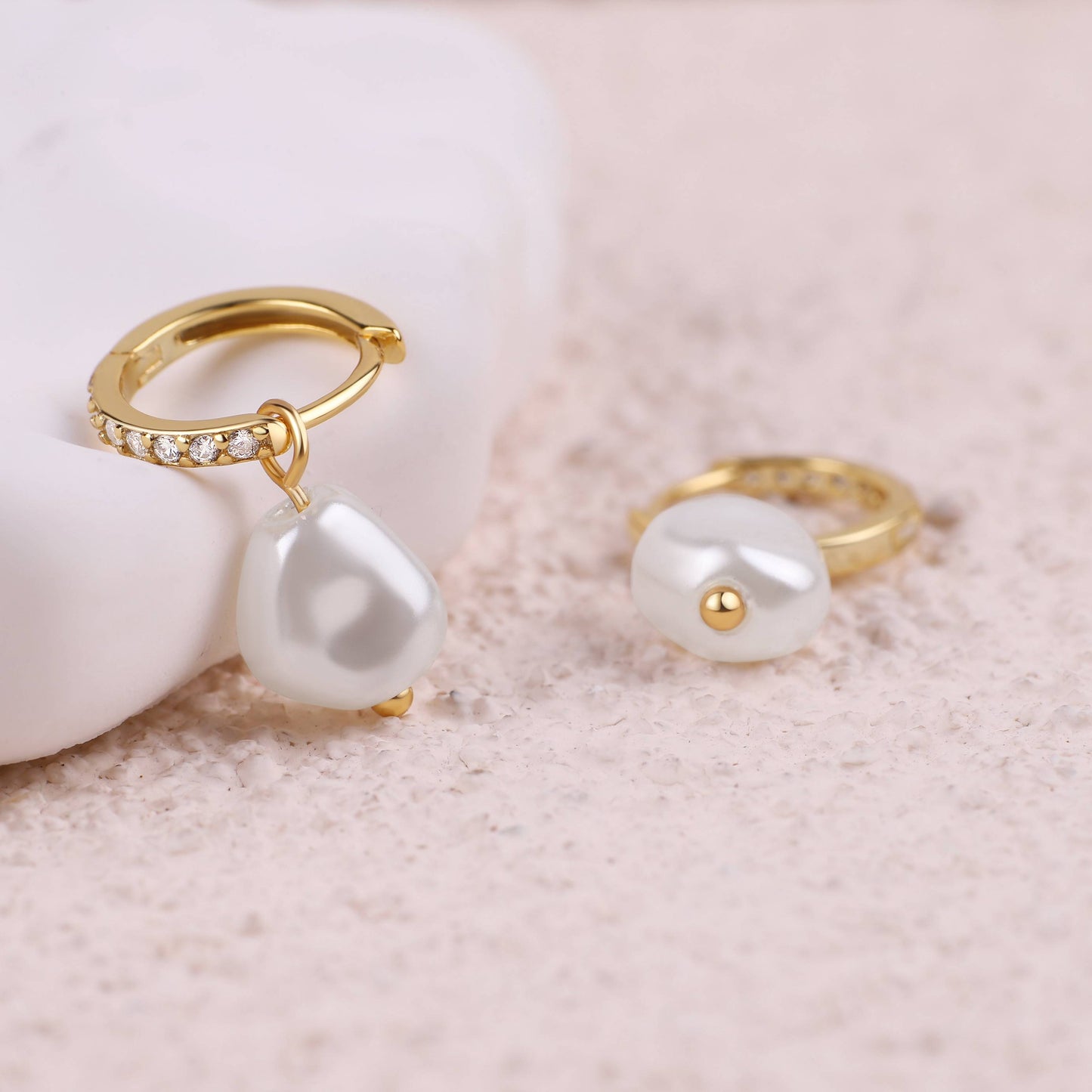 Boucles d'oreilles créoles pavées de perles d'eau douce