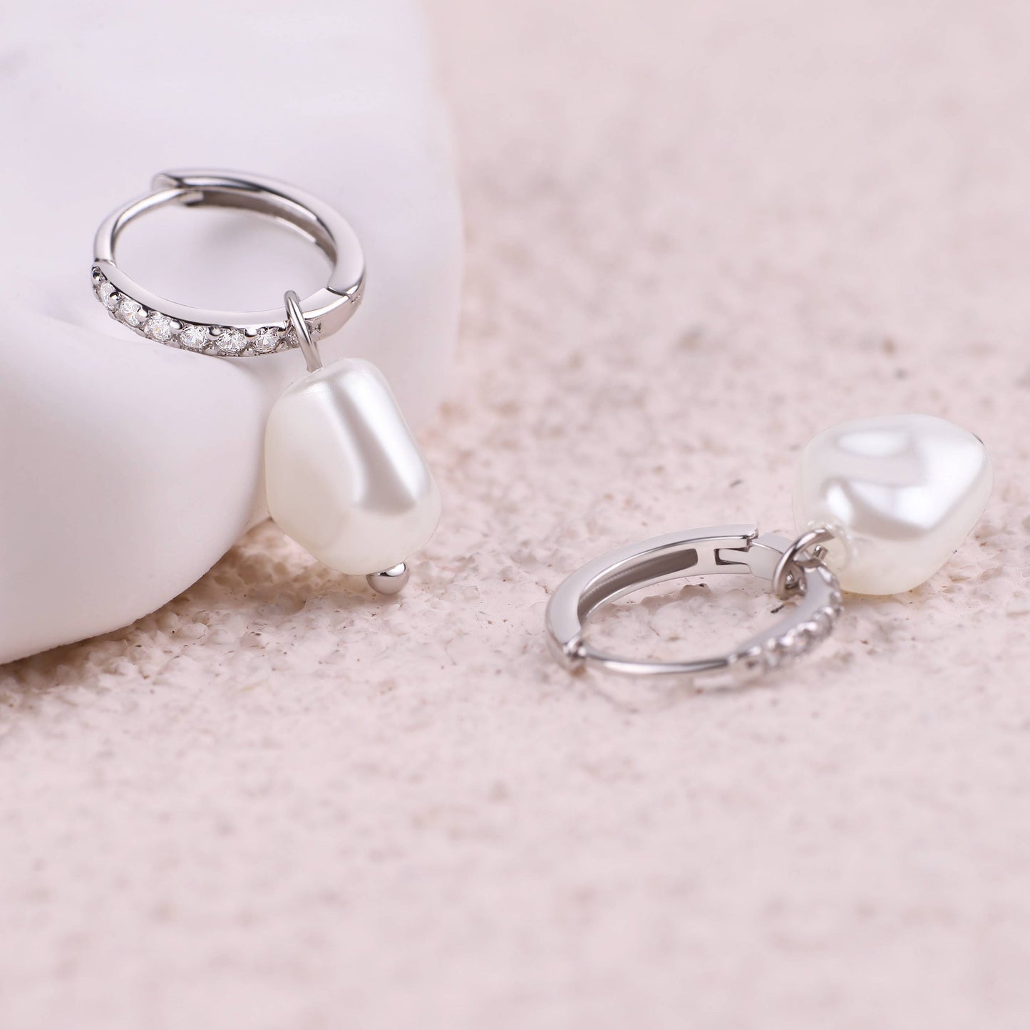 Boucles d'oreilles créoles pavées de perles d'eau douce