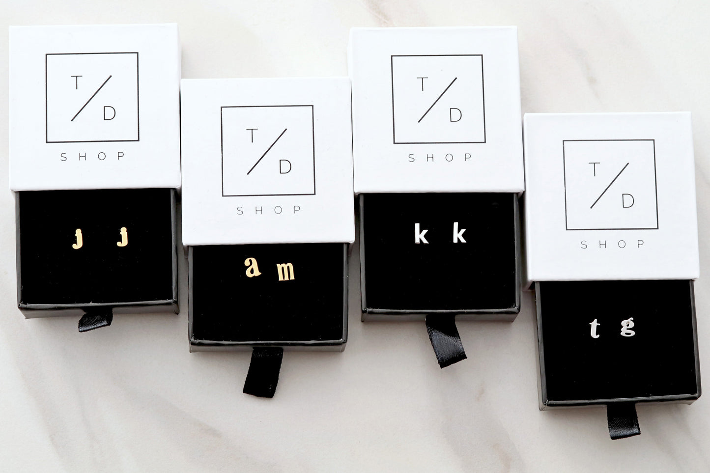 Ohrring mit einem Initial | Großbuchstaben, Kleinbuchstaben