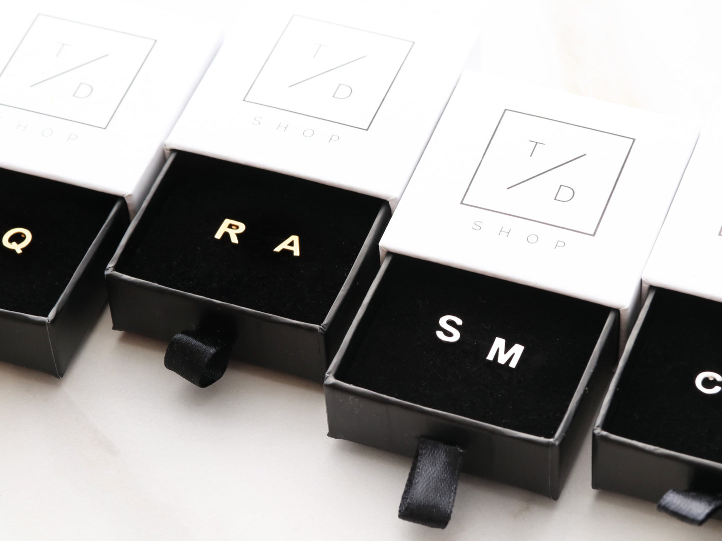 Ohrringe mit Großbuchstaben | Silber, Gold