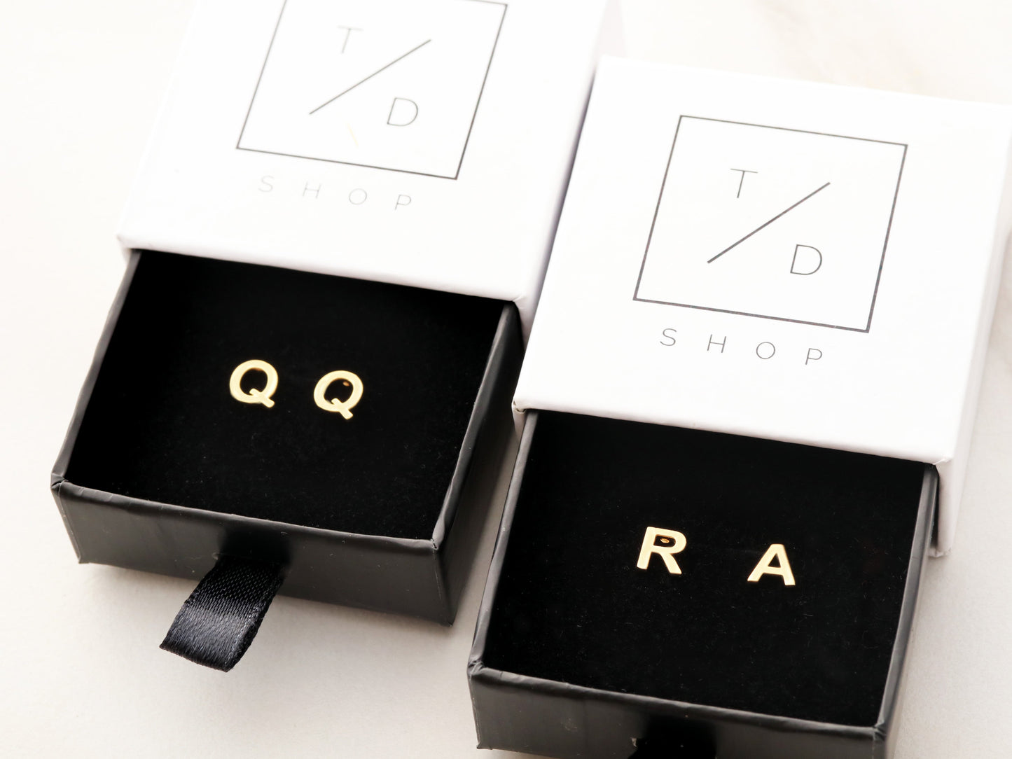 Ohrringe mit Großbuchstaben | Silber, Gold
