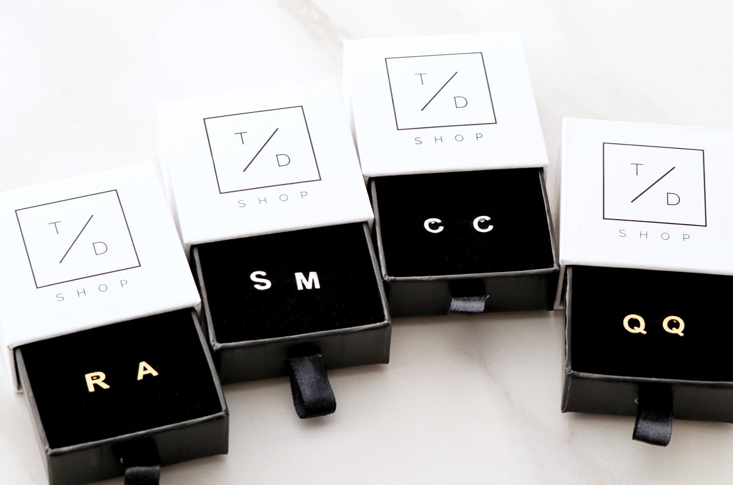 Ohrringe mit Großbuchstaben | Silber, Gold