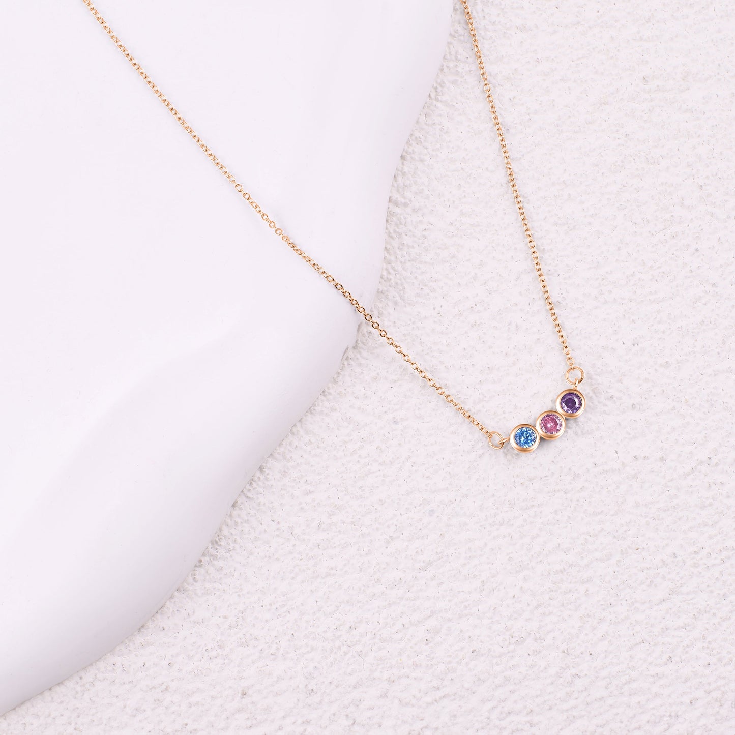 Collier délicat avec pierres de naissance pour la famille