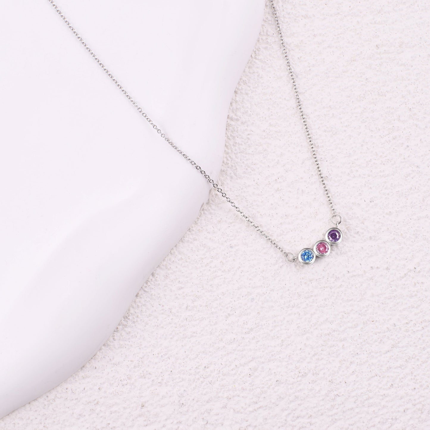 Collier délicat avec pierres de naissance pour la famille