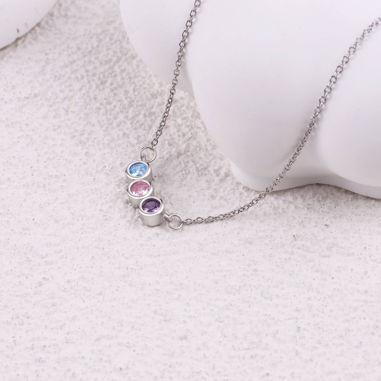 Collier délicat avec pierres de naissance pour la famille