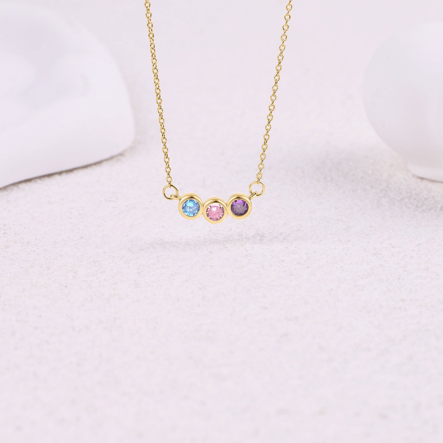 Collier délicat avec pierres de naissance pour la famille