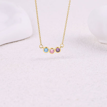 Collier délicat avec pierres de naissance pour la famille
