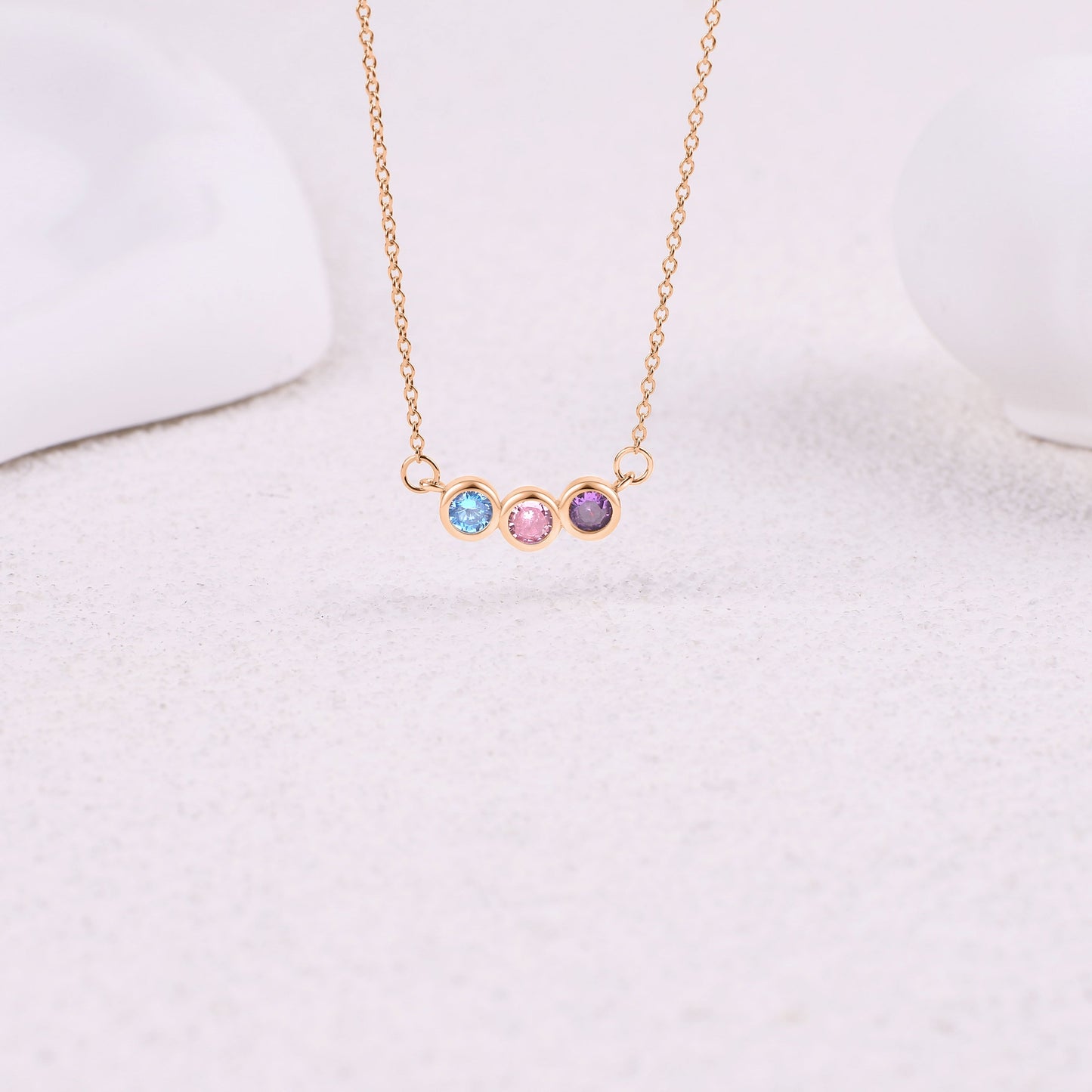 Collier délicat avec pierres de naissance pour la famille