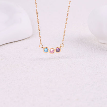 Collier délicat avec pierres de naissance pour la famille