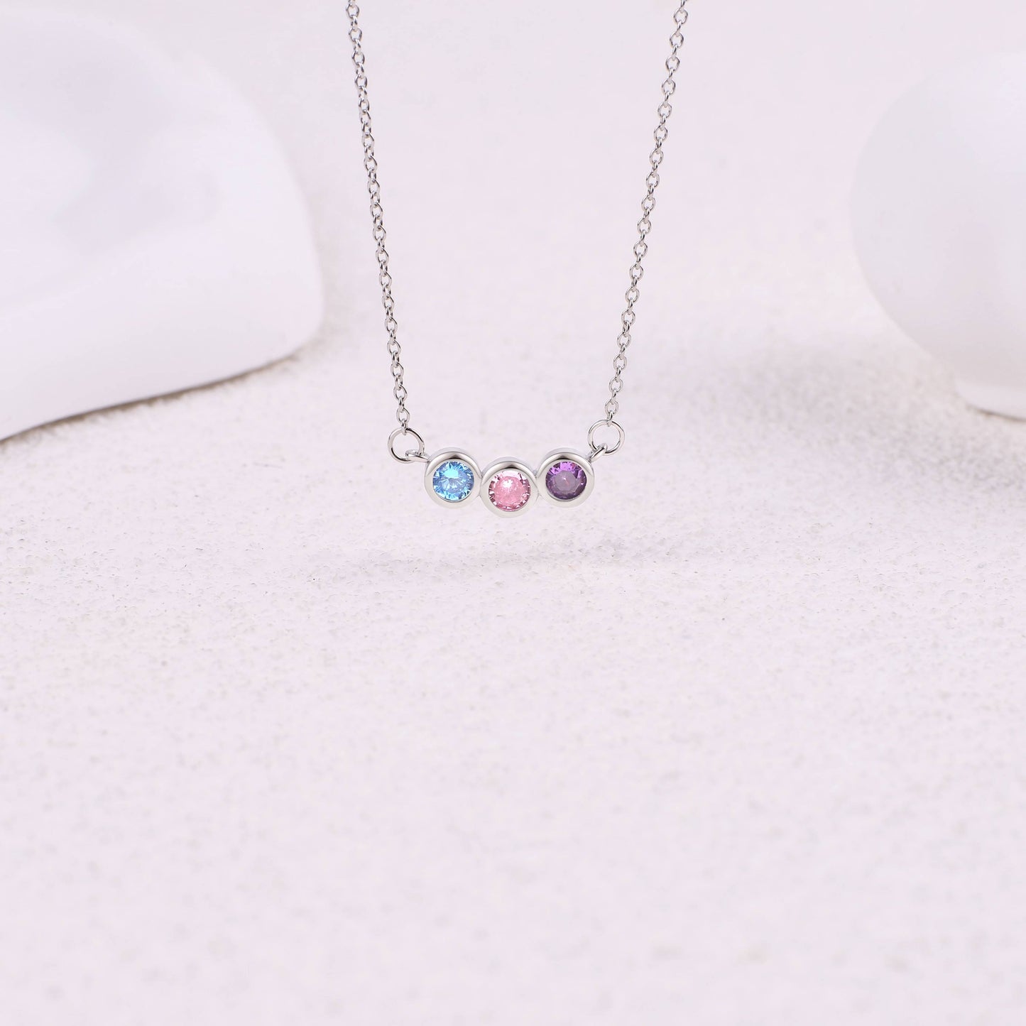 Collier délicat avec pierres de naissance pour la famille