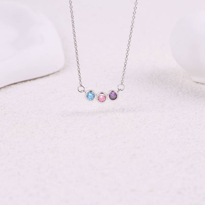 Collier délicat avec pierres de naissance pour la famille
