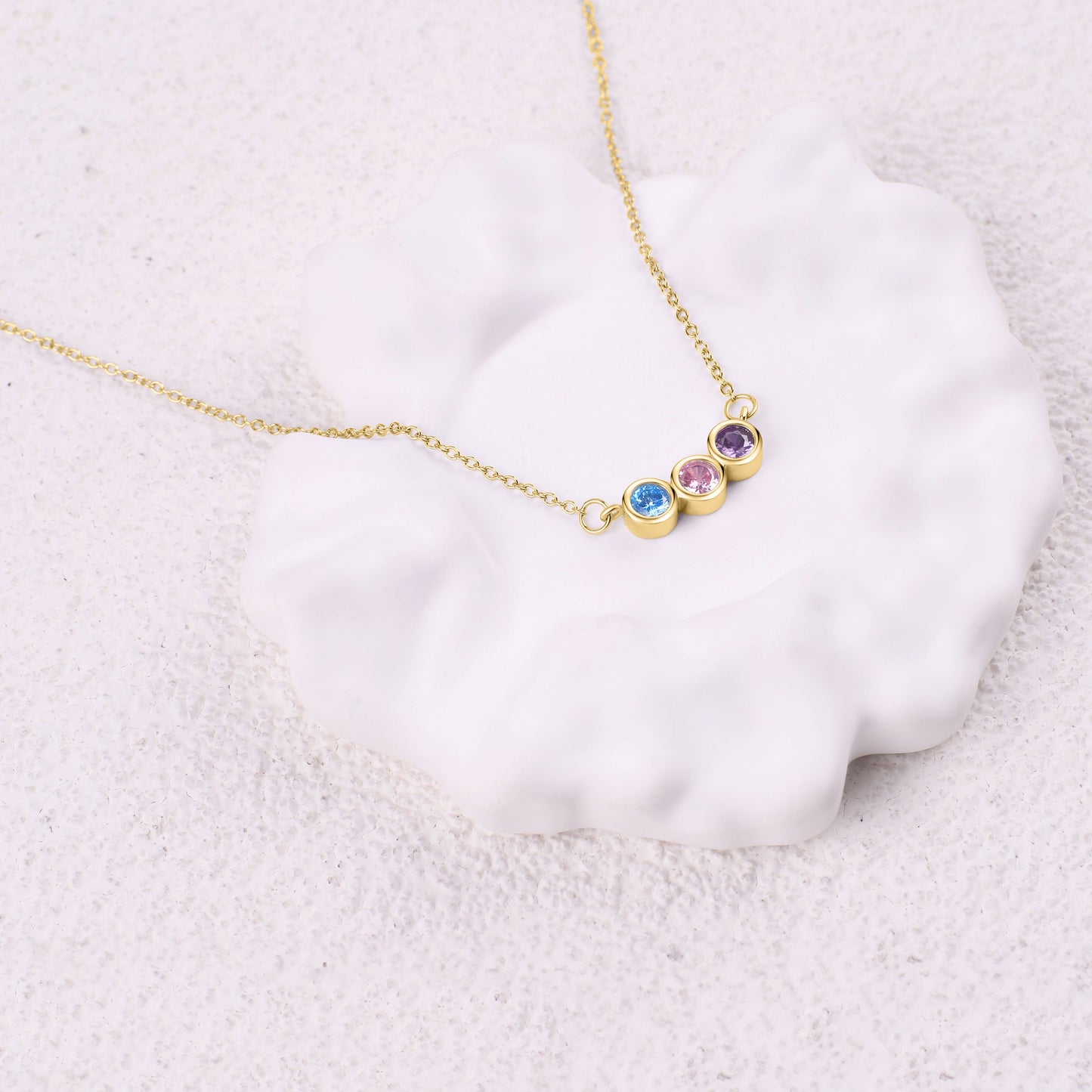 Collier délicat avec pierres de naissance pour la famille