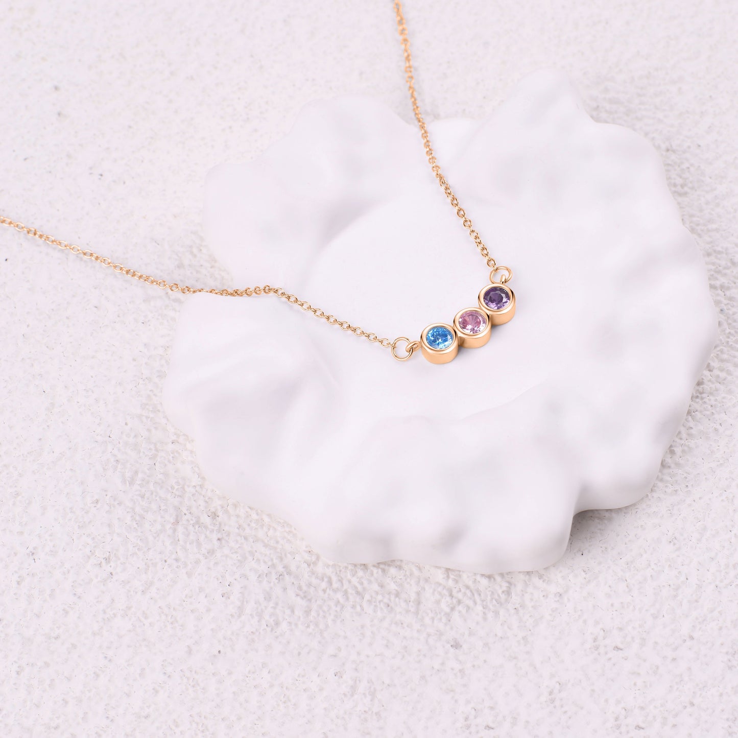 Collier délicat avec pierres de naissance pour la famille