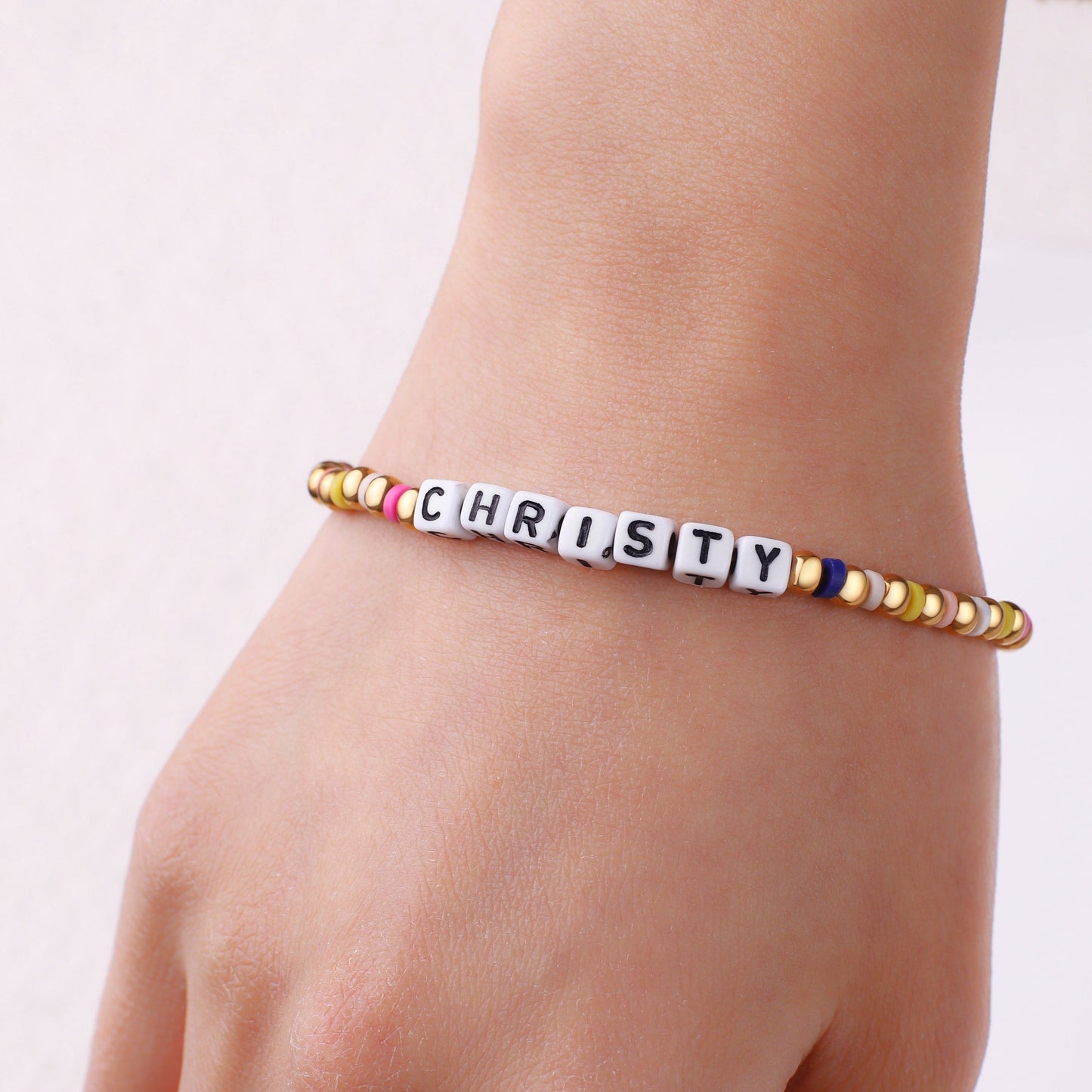 Bracelet d'amitié personnalisé en perles arc-en-ciel dorées et imperméables