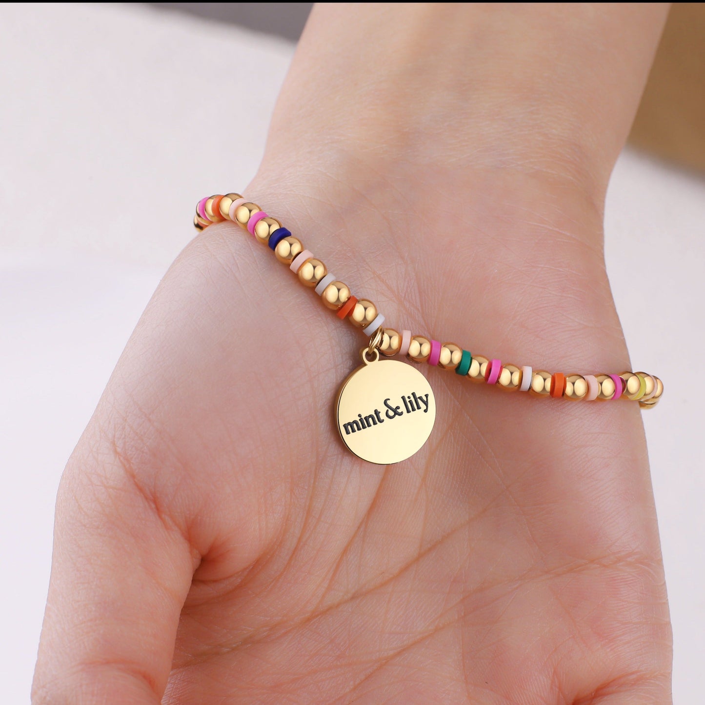 Bracelet d'amitié personnalisé en perles arc-en-ciel dorées et imperméables