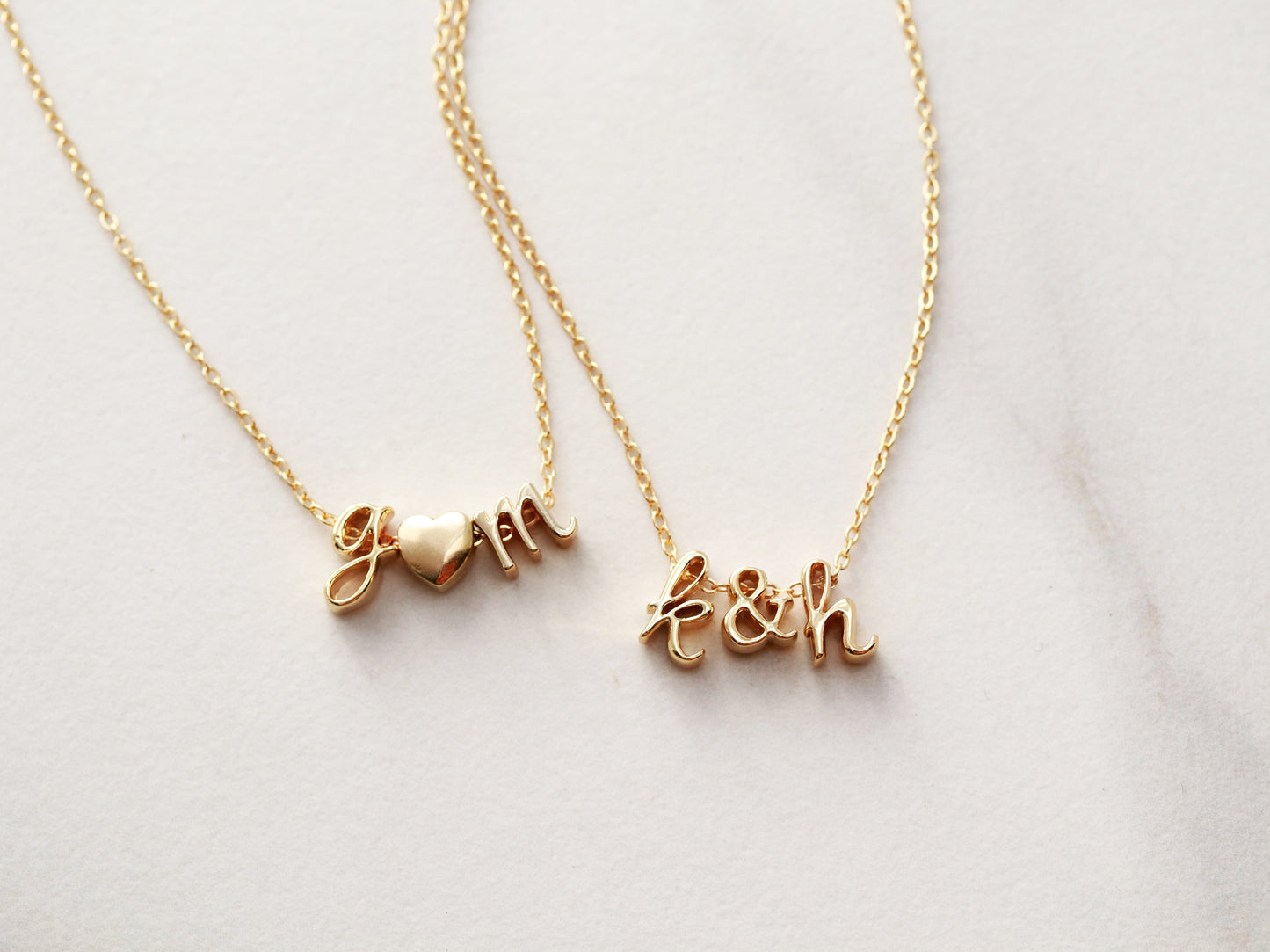 Halskette mit dreifachem Charm und Schreibschrift