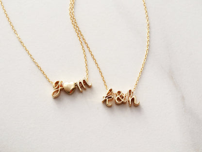 Halskette mit dreifachem Charm und Schreibschrift