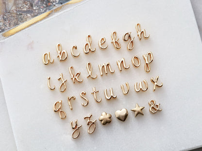 Halskette mit dreifachem Charm und Schreibschrift