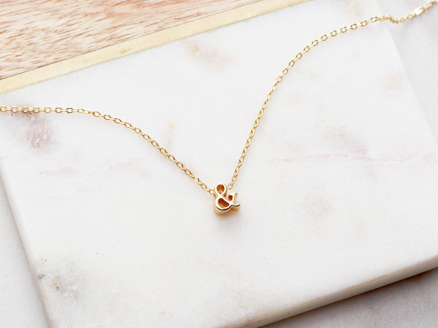 Zierliches Bettelarmband