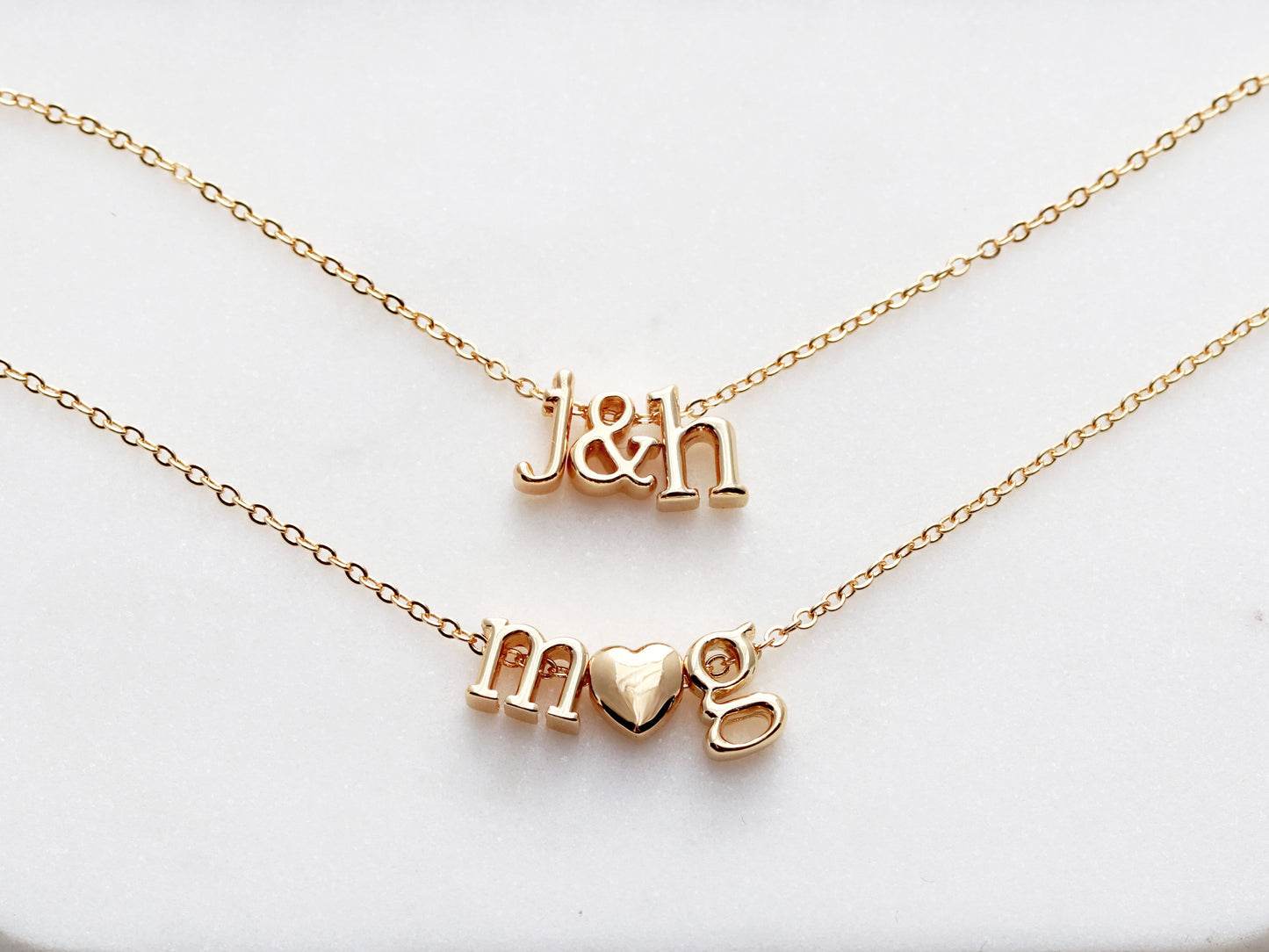 Halskette mit dreifachem Charm in Kleinbuchstaben