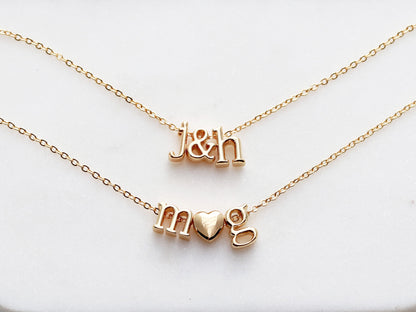 Halskette mit dreifachem Charm in Kleinbuchstaben