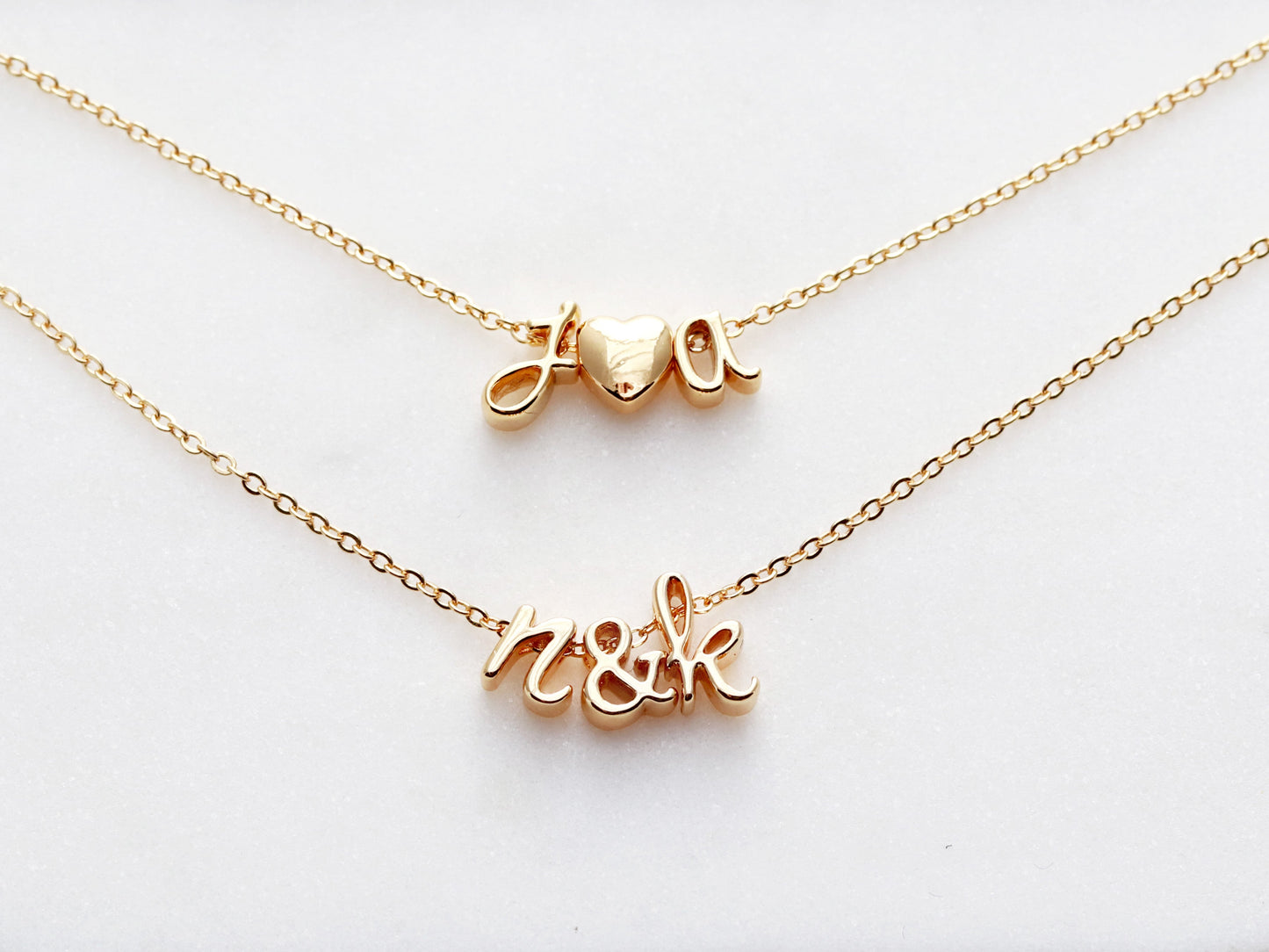 Halskette mit dreifachem Charm und Schreibschrift