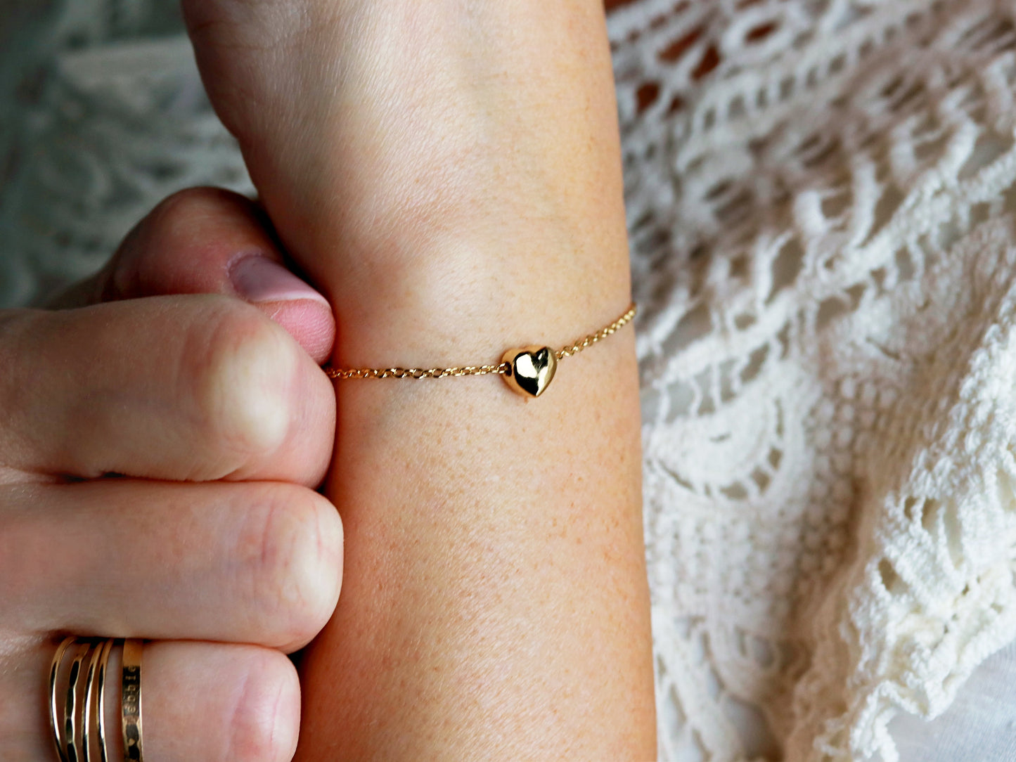 Zierliches Bettelarmband