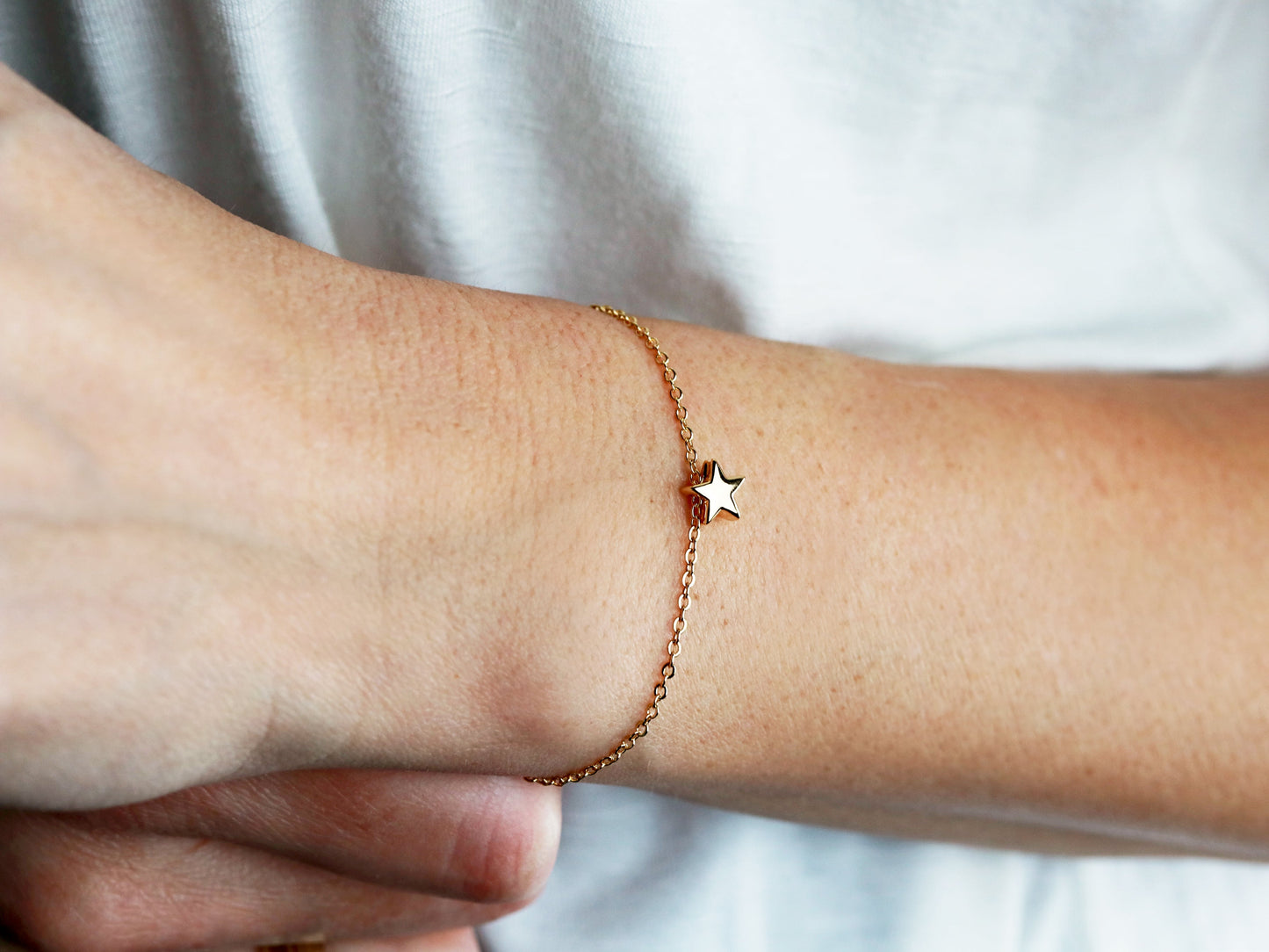 Zierliches Bettelarmband