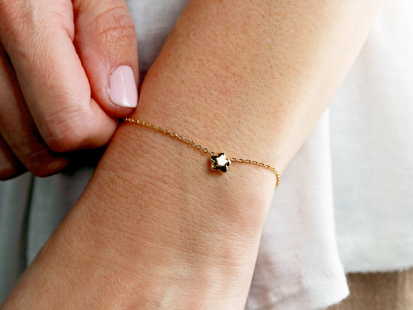 Zierliches Bettelarmband
