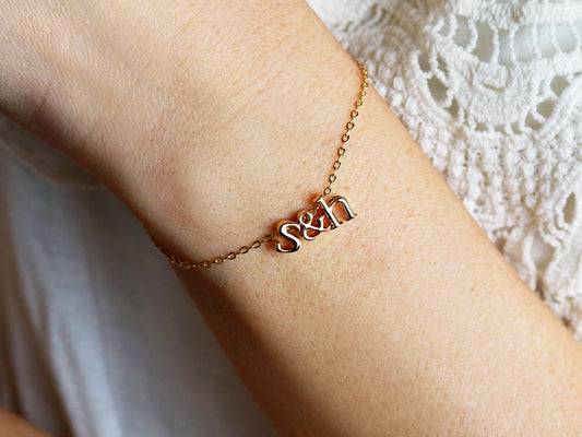 Armband mit drei Kleinbuchstaben