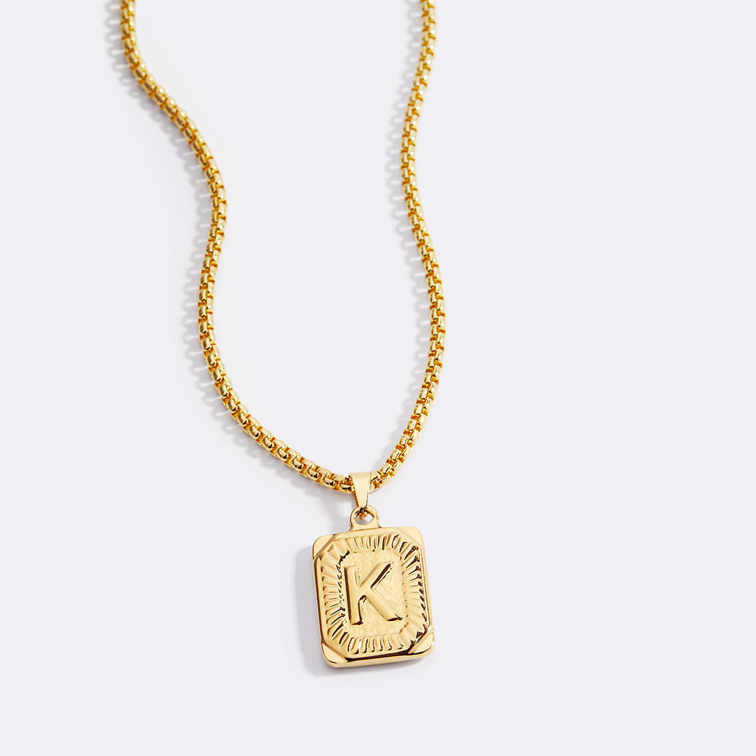 Collier pendentif carte initiale avec chaîne gourmette