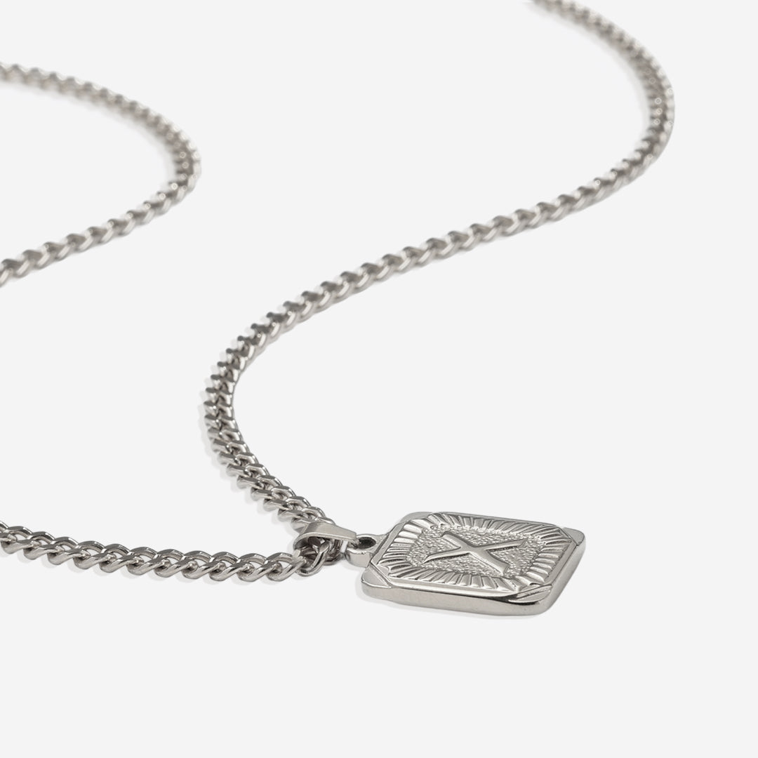 Collier pendentif carte initiale avec chaîne gourmette