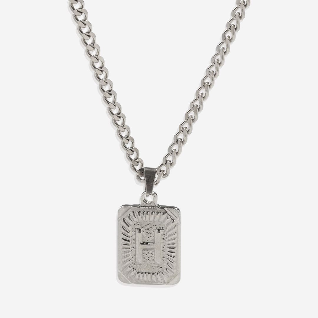 Collier pendentif carte initiale avec chaîne gourmette