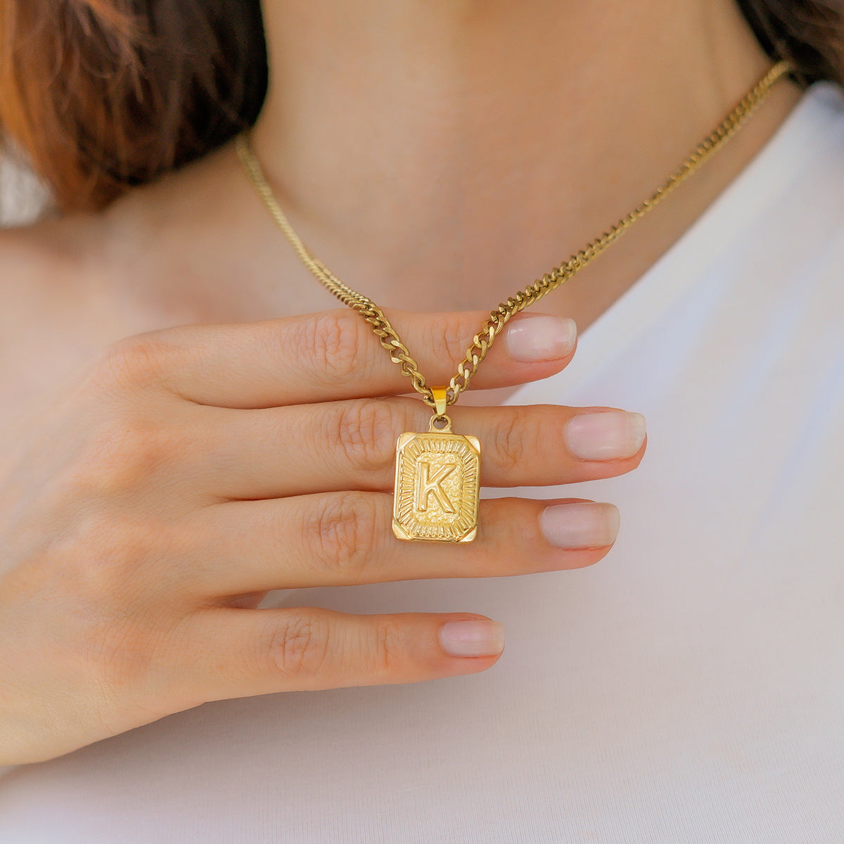 Collier pendentif carte initiale avec chaîne gourmette