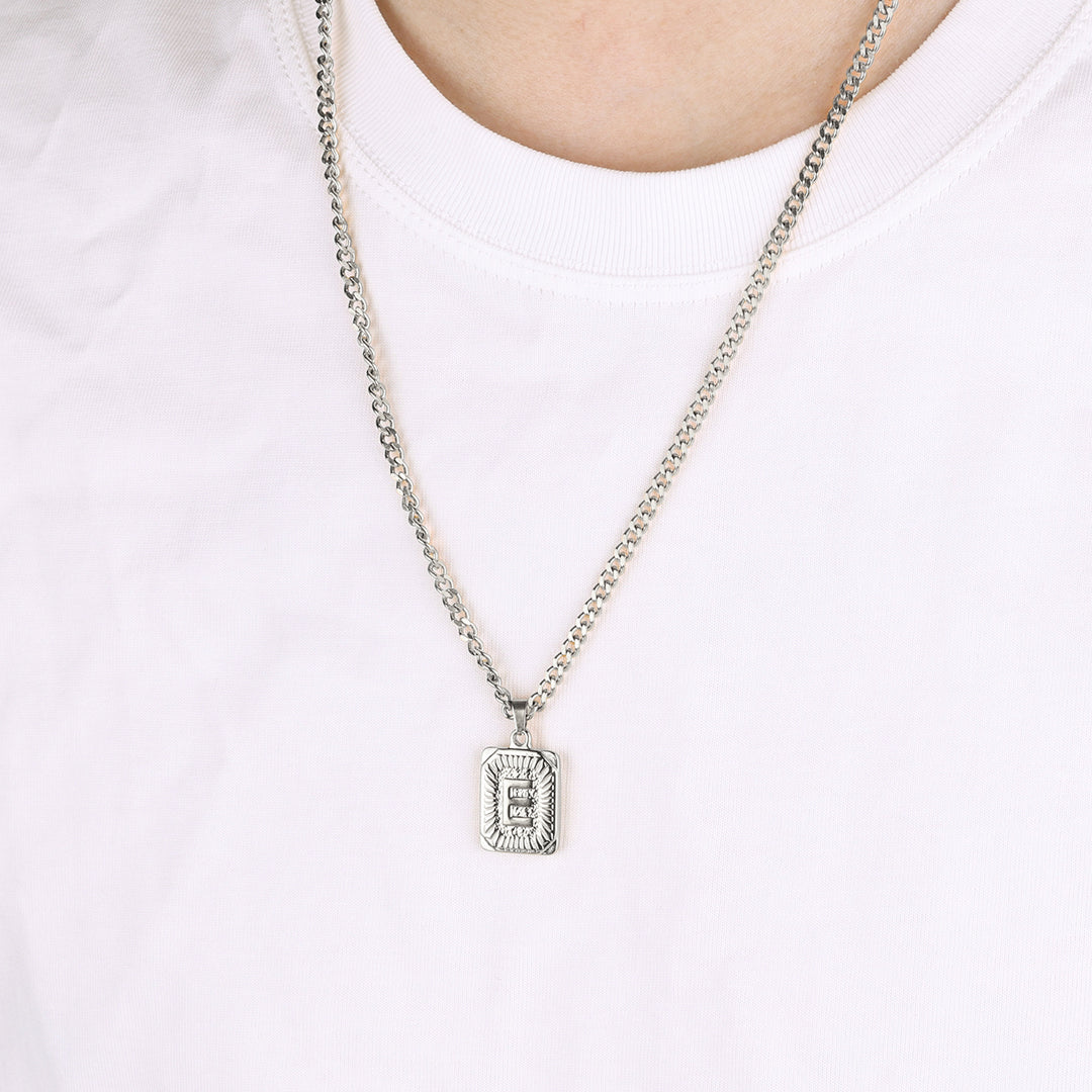 Collier pendentif carte initiale avec chaîne gourmette