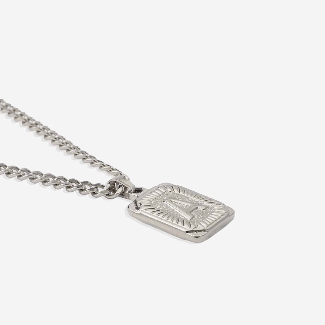 Collier pendentif carte initiale avec chaîne gourmette