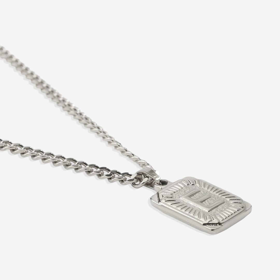 Collier pendentif carte initiale avec chaîne gourmette