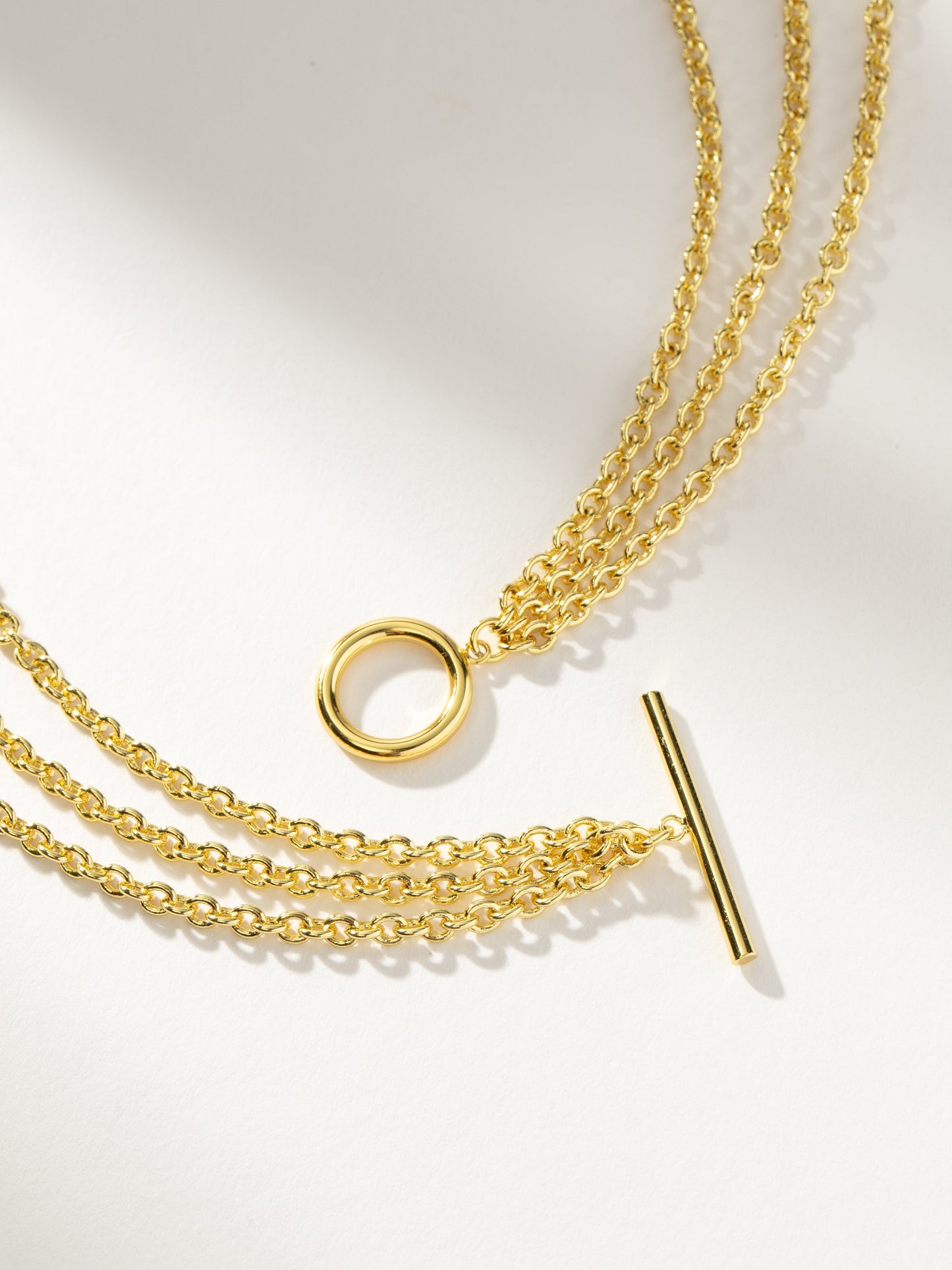 Collier emblématique à trois chaînes