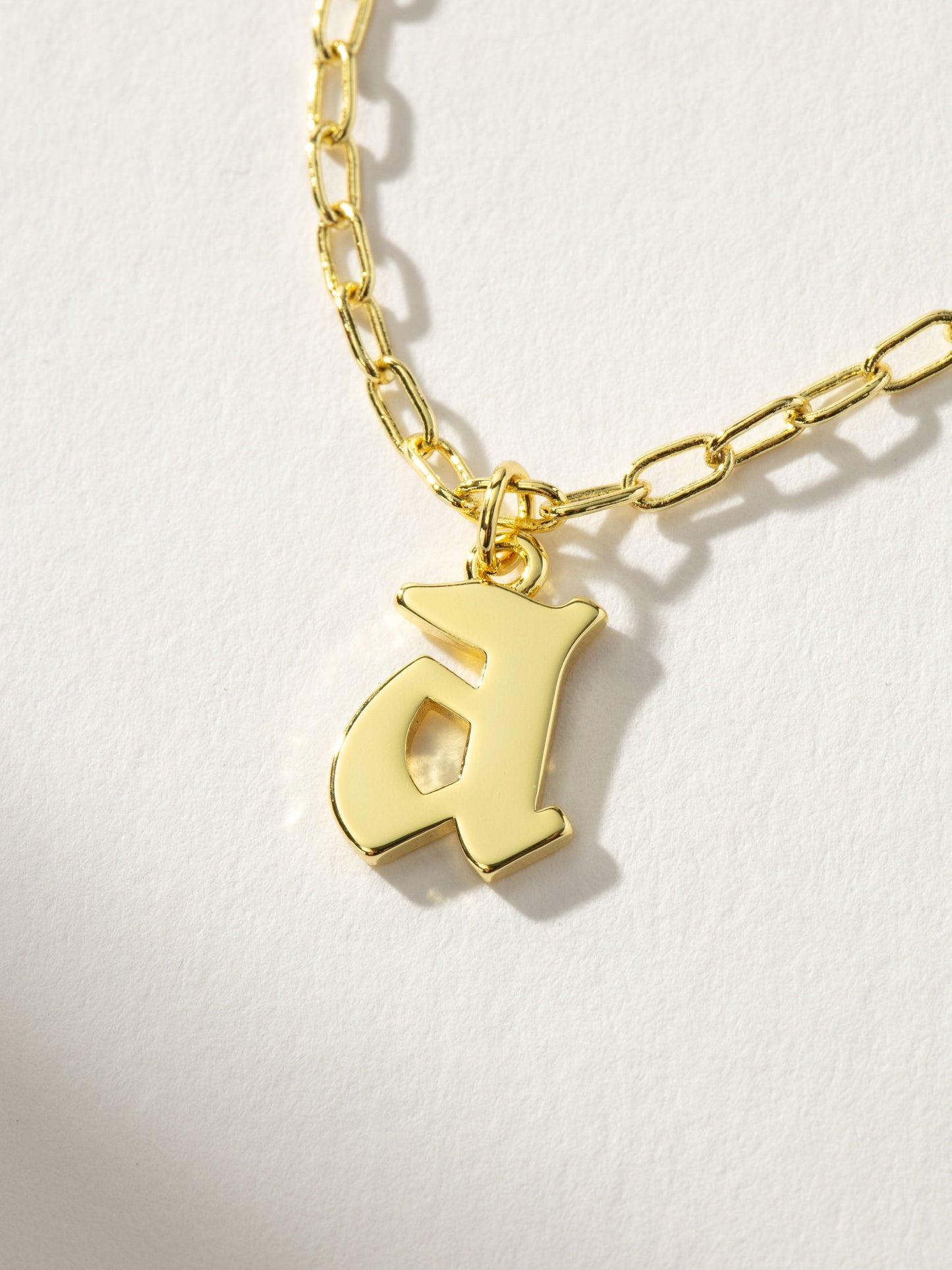 Collier pendentif initial gothique