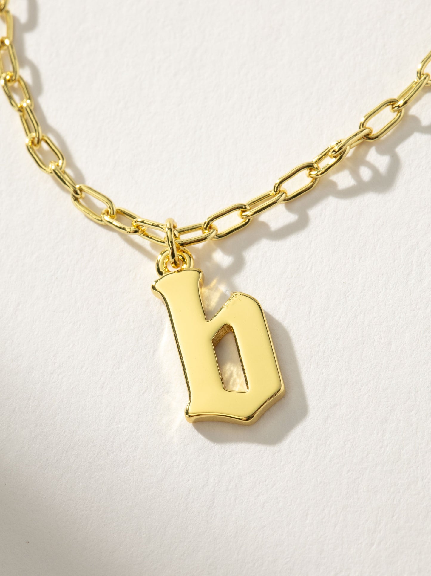 Collier pendentif initial gothique